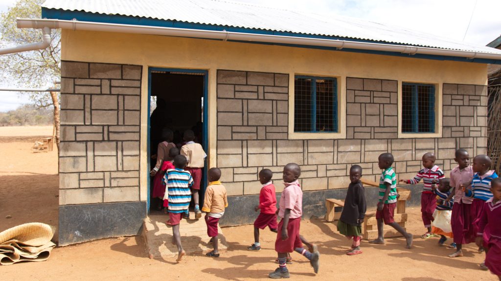 Mboti primary school in Sosoma, Kenya. Here, Better Globe has financed renovations of the preschool in the picture and contributed with water, water tanks and gutters, and more, using money from the donation packages.