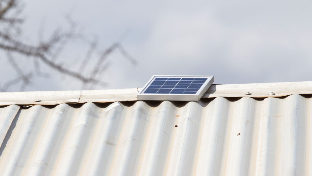 Panel solar en el techo de la casa de uno de los prestatarios de microcréditos
